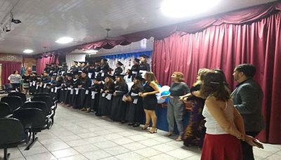 Estudantes celebraram a conclusão de um ciclo
